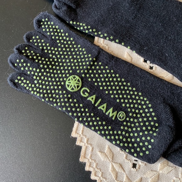 3/10$ Gaiam yoga socks - Picture 1 of 3